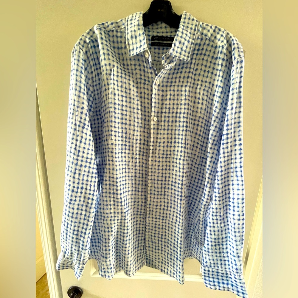 Saks Fifth Avenue Men’s button-up linen shirt. Slim fit. Size L.
